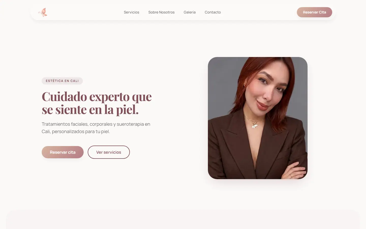 Página de inicio de Kzalon: titular «Cuidado experto que se siente en la piel» junto al retrato de la especialista.