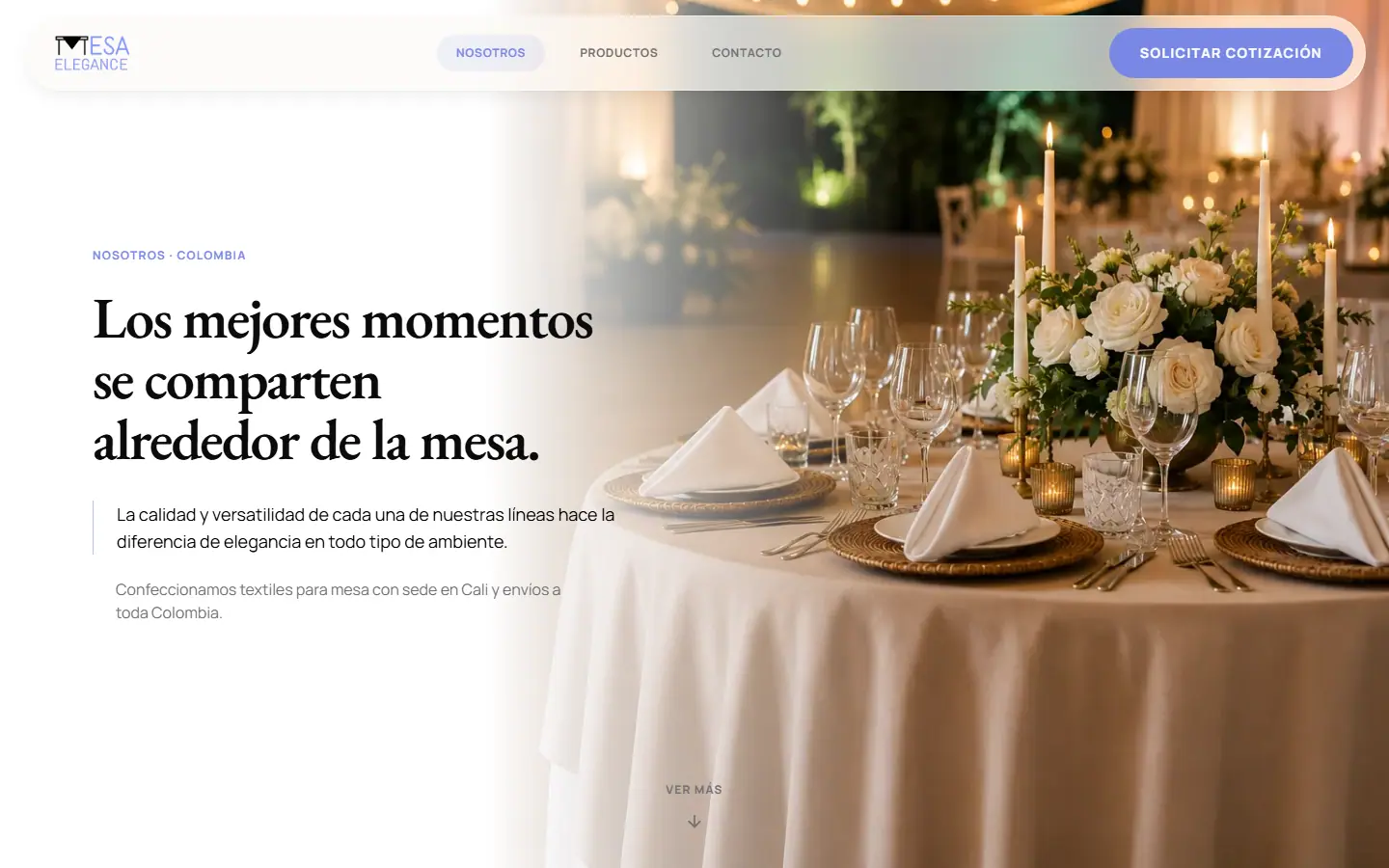 Página de inicio de Mesa Elegance: mesa de evento vestida con mantel blanco y el titular «Los mejores momentos se comparten alrededor de la mesa».